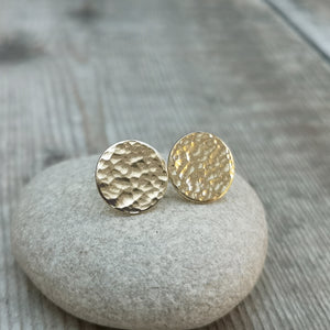 9ct gold hammered disc stud earrings. Each earring has one gold disc with hammered texture mounted on gold bar. Disc measuring approximately 8mm, 10mm or 12mm in diameter.