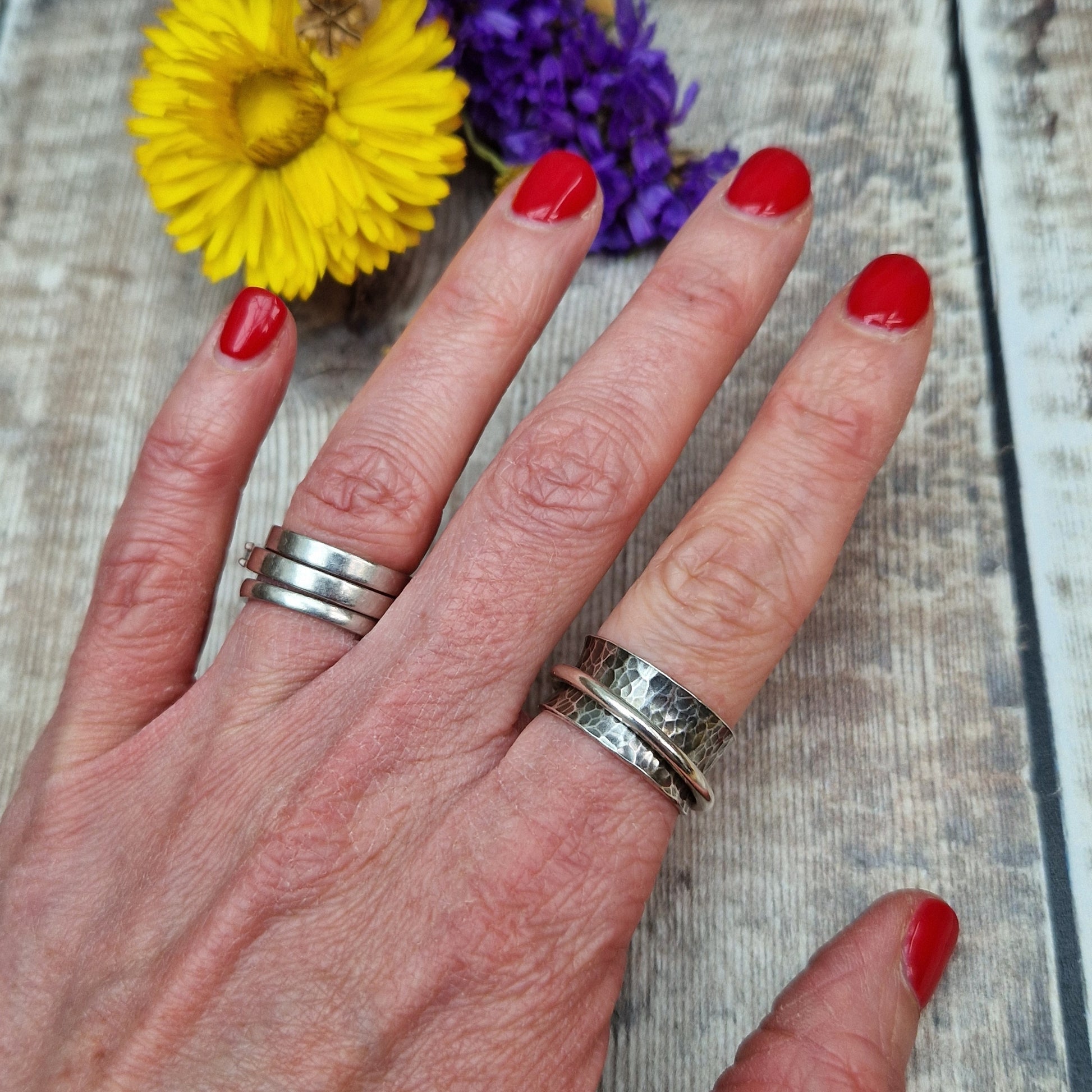 Wide oxidised Sterling Silver band with hammered texture finish with additional 2mm wide silver band around the middle that spins independently.