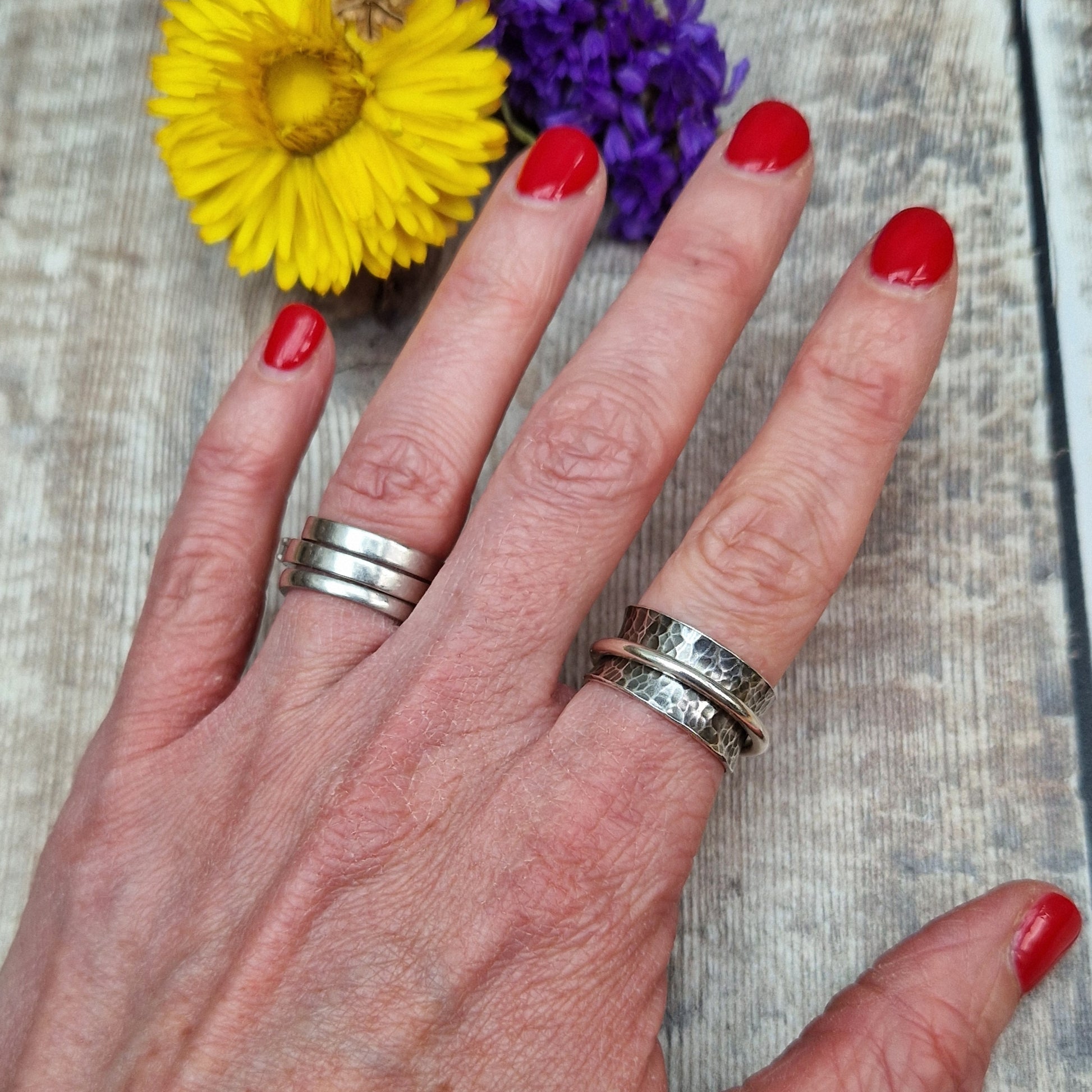 Wide oxidised Sterling Silver band with hammered texture finish with additional 2mm wide silver band around the middle that spins independently.