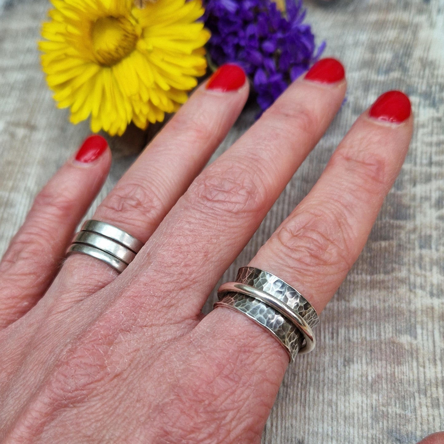 Wide oxidised Sterling Silver band with hammered texture finish with additional 2mm wide silver band around the middle that spins independently.