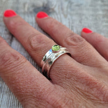 Load image into Gallery viewer, Sterling Silver Hammered Spinner Ring with Green Peridot - UK Size Y