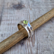 Load image into Gallery viewer, Sterling Silver Hammered Spinner Ring with Green Peridot - UK Size Y