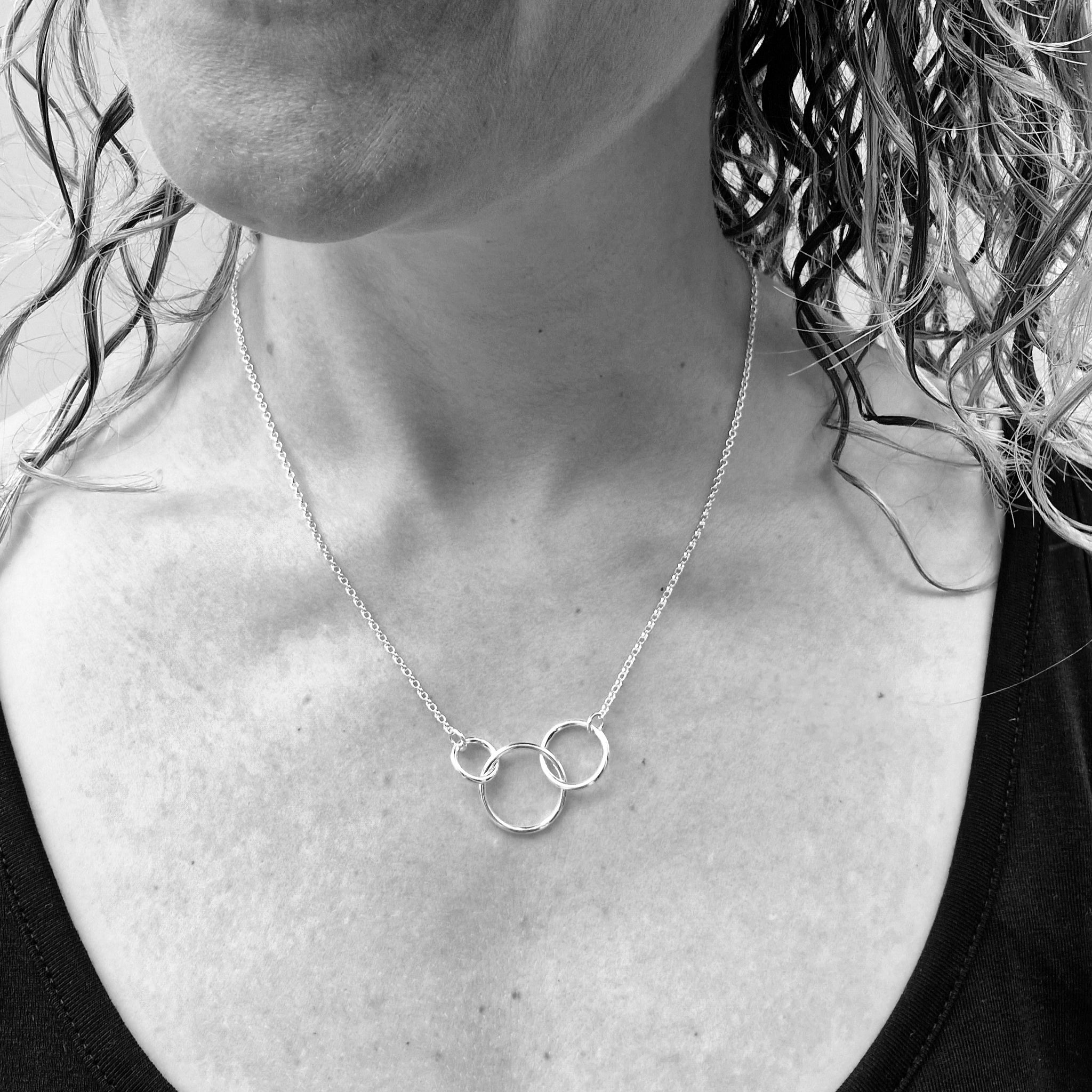 Graduated Interlinked Circle Silver Necklace | Renata Rubio 92.5